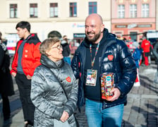 Prezydent Wrocławia Jacek Sutryk zbiera pieniądze do puszki WOŚP